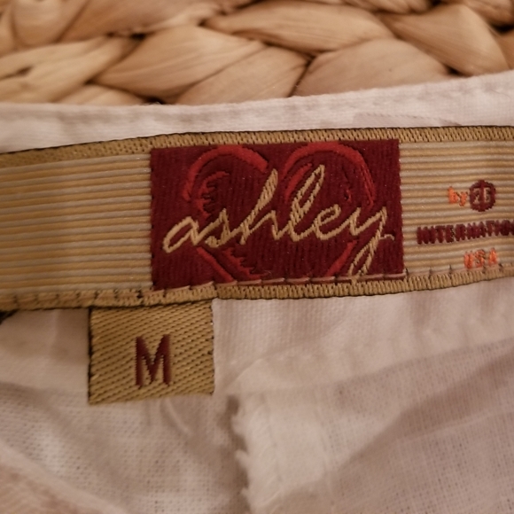 3 for 25!!!! ASHLEY INTERNATIONAL Bermuda shorts and 2 TOPS!! - Picture 5 of 14
